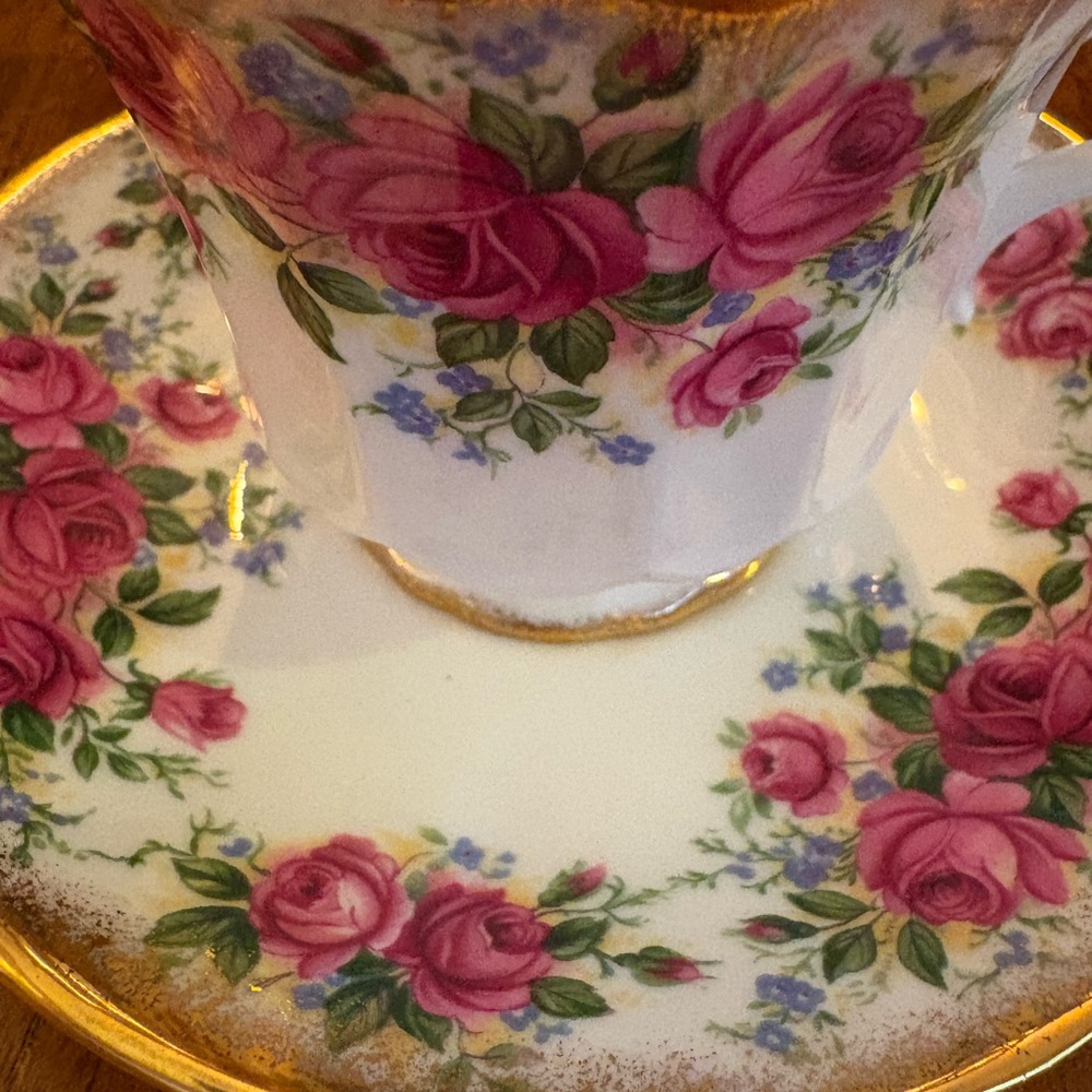 Elizabethan Fine Bone China Teacup & Saucer – Pink Roses & Gold Trim - Picture 4 of 11
